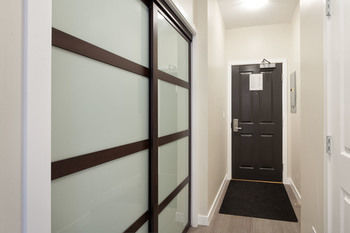 Beautiful Village Alpenglow Queen Size Bed Air Conditioning Cable And Smarttv Wifi Fireplace Pool Hot Tub Sauna Gym Balcony Mountain Views Apartment Whistler