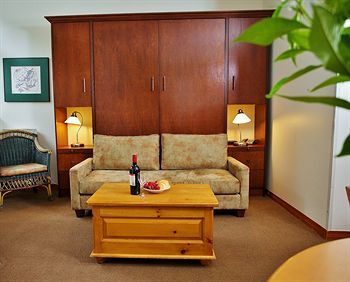 Beautiful Village Alpenglow Queen Size Bed Air Conditioning Cable And Smarttv Wifi Fireplace Pool Hot Tub Sauna Gym Balcony Mountain Views Apartment Whistler