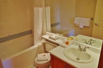 Beautiful Village Alpenglow Queen Size Bed Air Conditioning Cable And Smarttv Wifi Fireplace Pool Hot Tub Sauna Gym Balcony Mountain Views Whistler