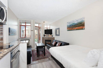 Alpenglow Suite: Village Mountain Retreat *