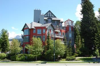 Alpenglow Suite: Village Mountain Retreat