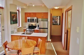 Apartamento Alpenglow Suite: Village Mountain Retreat
