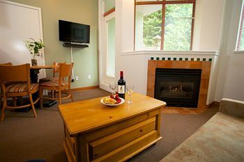 Alpenglow Suite: Village Mountain Retreat