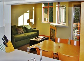 Apartamento Alpenglow Suite: Village Mountain Retreat