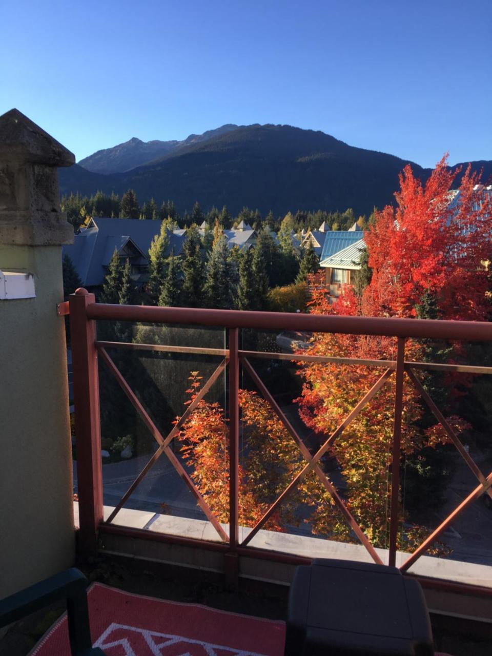 Alpenglow Suite: Village Mountain Retreat